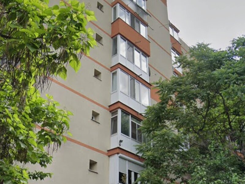 Calea Mosilor x Eminescu adiacent, Pizza Hut
